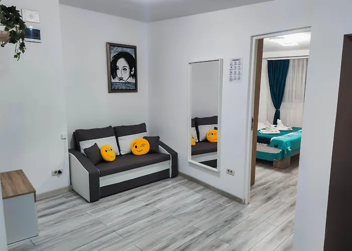 Comfortable Apartment University Square